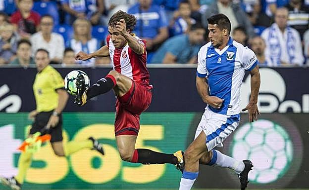 Muniesa trata de controlar el balón ante la oposición de Gabriel Pires. 