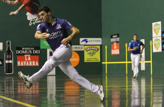 Altuna alcanza una pelota en el ancho con Untoria al fondo. :: f. díaz