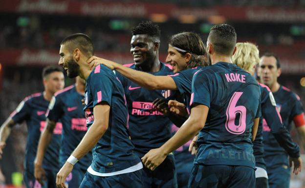 Los jugadores del Atlético celebran el gol de Carrasco en San Mamés. 