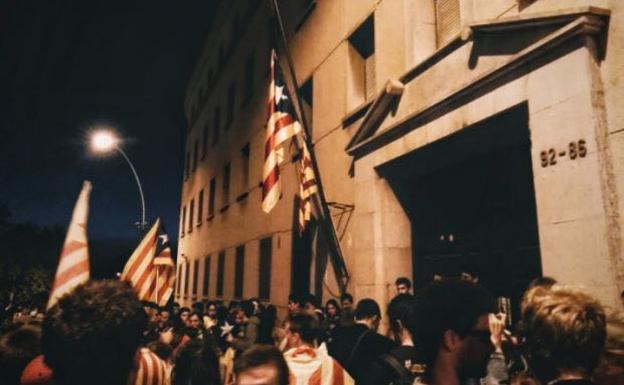 Cuartel de la Guardia Civil de Manresa con la estelada izada ayer por la noche.