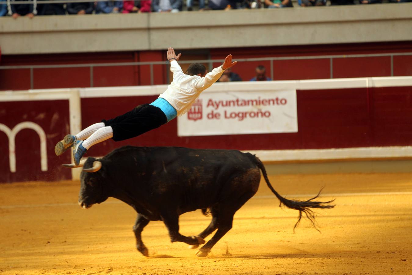 Los forçados portugueses protagonizaron la apertura de las vaquillas en el día de San Mateo en La Ribera