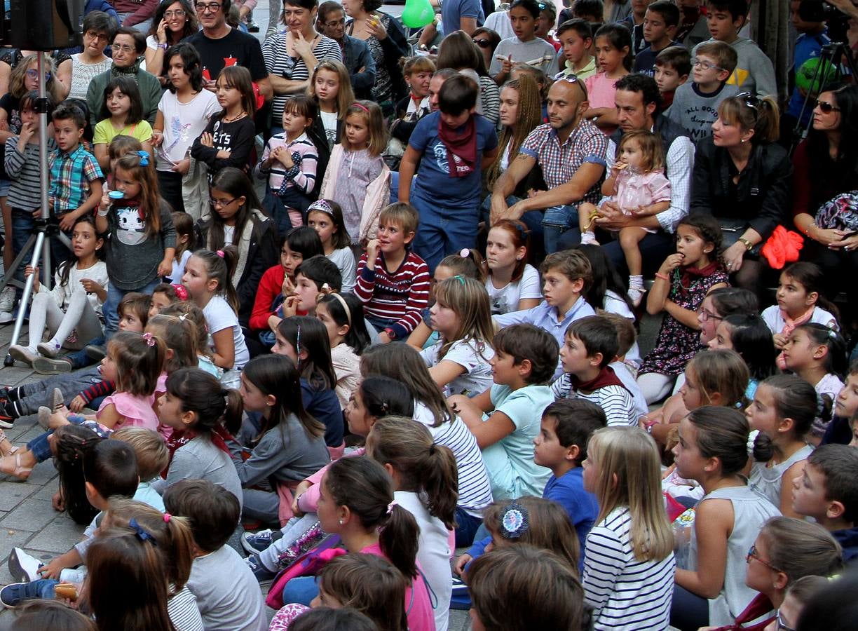 El mago Calavia dejó con la boca abierta a niños y mayores con sus trucos.