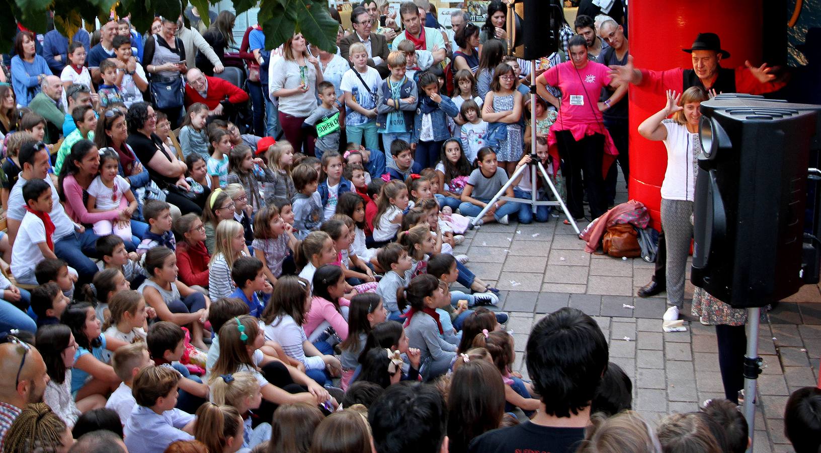 El mago Calavia dejó con la boca abierta a niños y mayores con sus trucos.