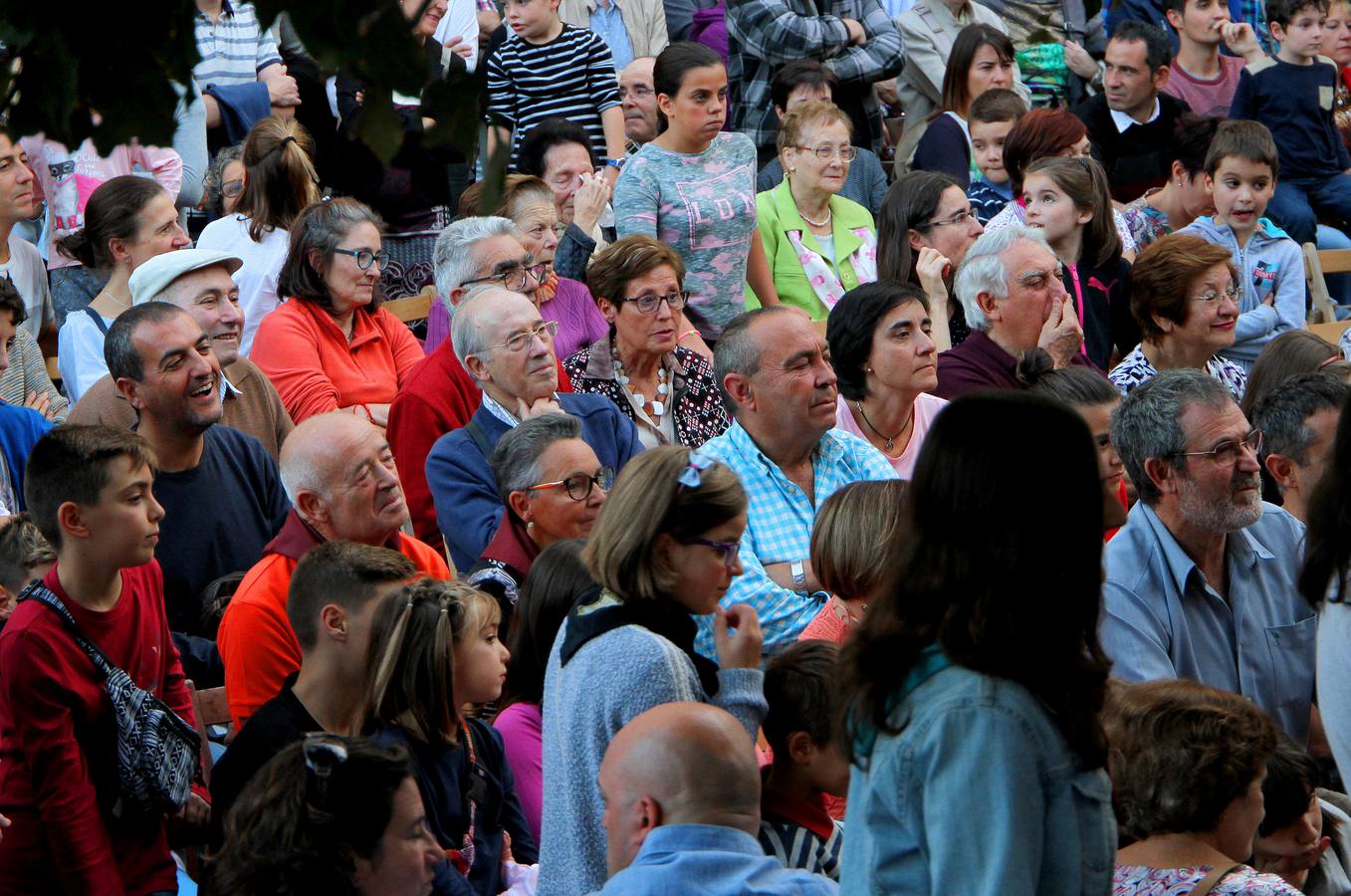 El mago Calavia dejó con la boca abierta a niños y mayores con sus trucos.