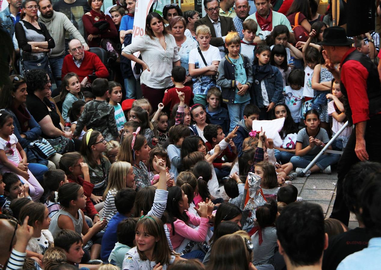 El mago Calavia dejó con la boca abierta a niños y mayores con sus trucos.