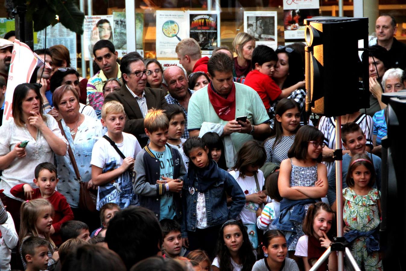 El mago Calavia dejó con la boca abierta a niños y mayores con sus trucos.