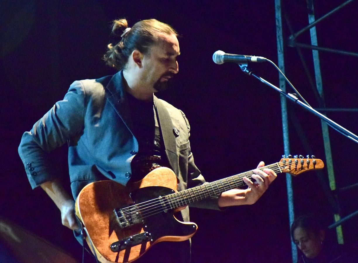 Cientos de personas vieron en directo el concierto de la banda Nacha Pop