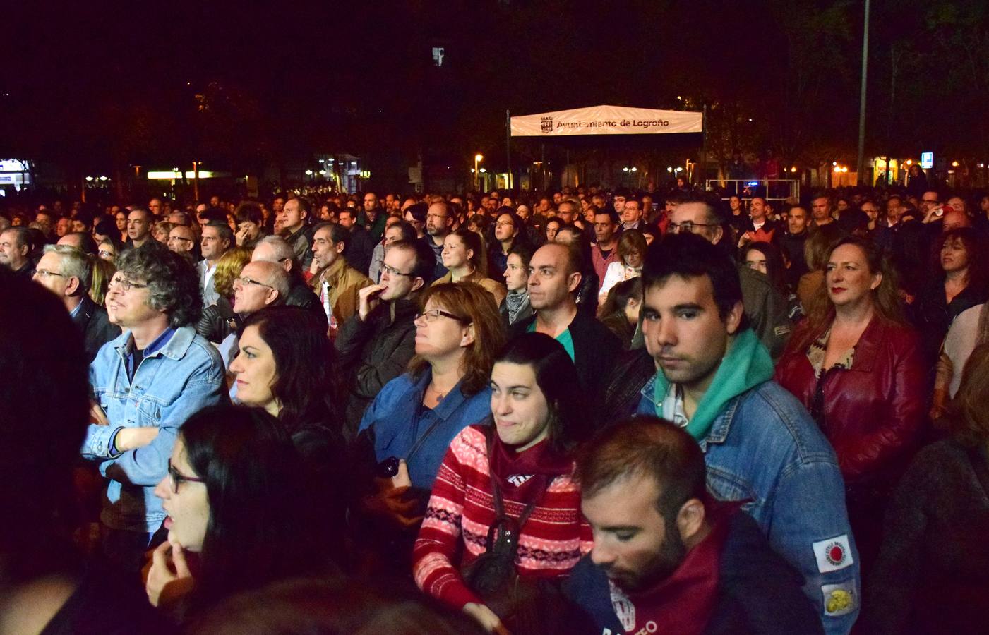 Cientos de personas vieron en directo el concierto de la banda Nacha Pop
