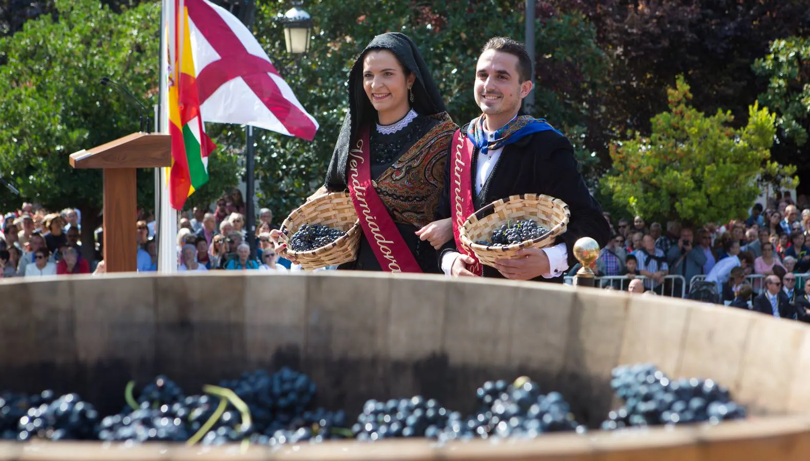 El Espolón vivió la ofrenda ofrenda del primer mosto a la Virgen de Valvanera, patrona de La Rioja, en el principal acto institucional de las Fiestas de San Mateo y de la Vendimia Riojana 