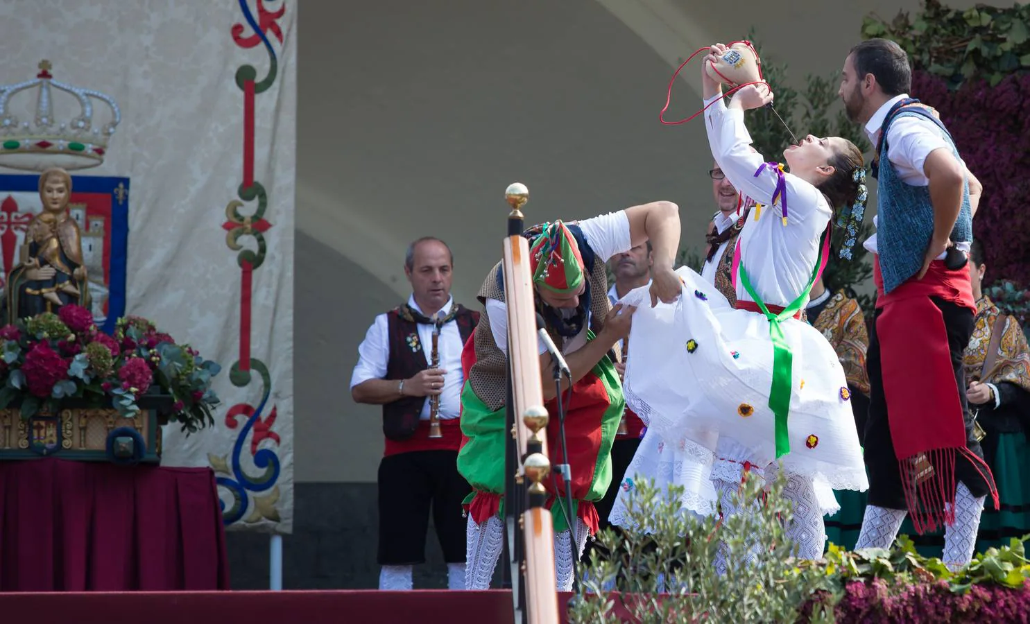 El Espolón vivió la ofrenda ofrenda del primer mosto a la Virgen de Valvanera, patrona de La Rioja, en el principal acto institucional de las Fiestas de San Mateo y de la Vendimia Riojana 