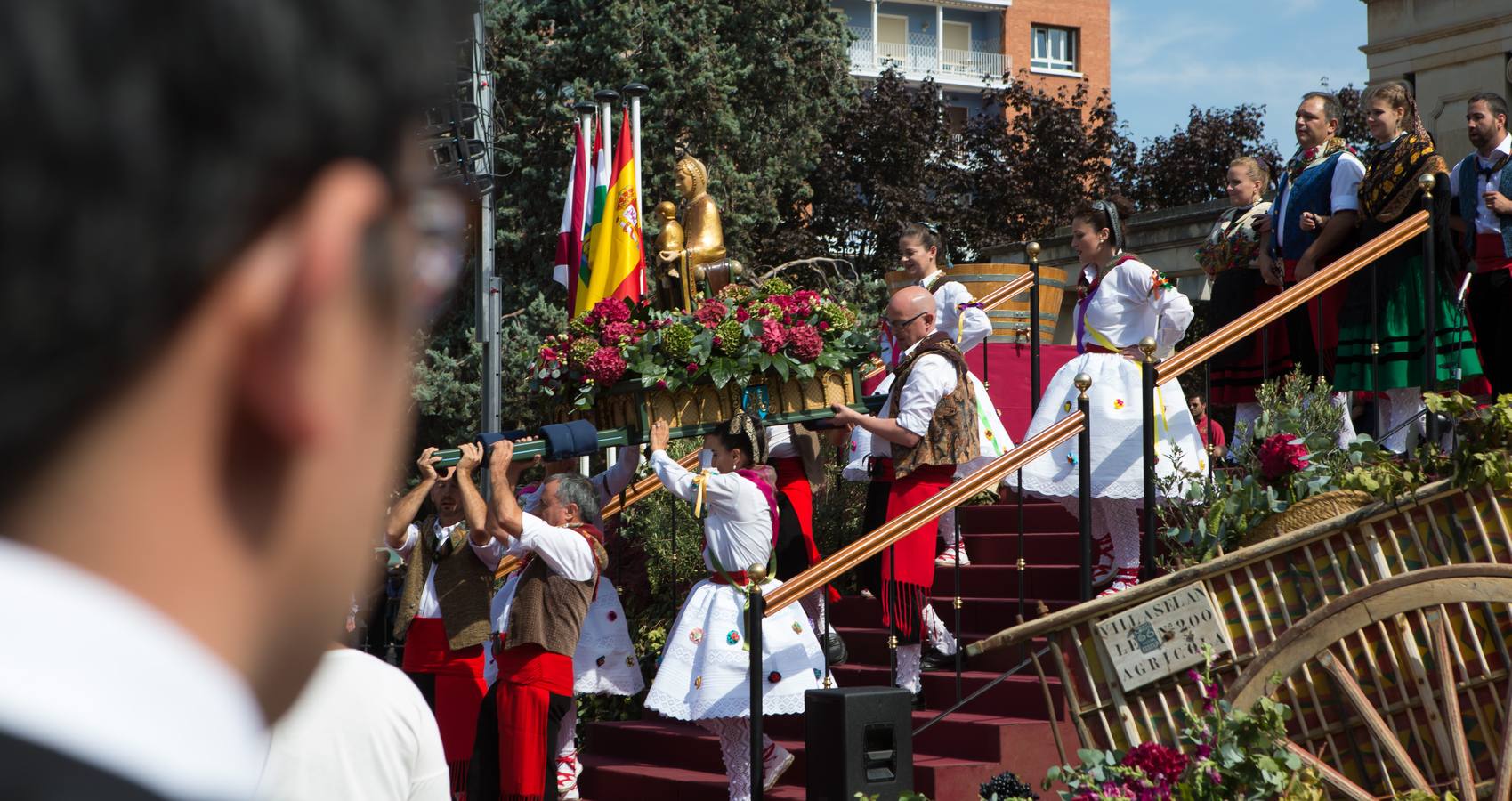 El Espolón vivió la ofrenda ofrenda del primer mosto a la Virgen de Valvanera, patrona de La Rioja, en el principal acto institucional de las Fiestas de San Mateo y de la Vendimia Riojana 