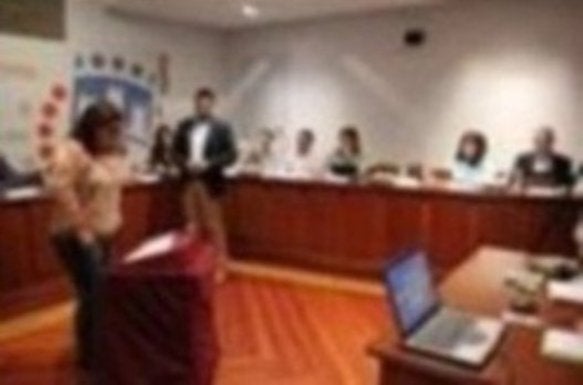 Virginia Domínguez asumió el cargo ante la mirada del resto de ediles, entre ellos Rita Beltrán. :: 