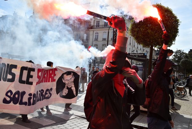Manifestantes protestan con bengalas en Rennes contra la reforma laboral propuesta por Macron. :: afp