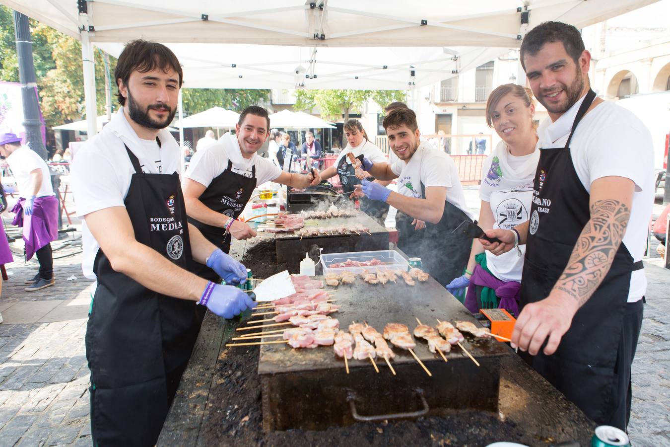 Dentro de la Semana Gastronómica, hoy les ha tocado las degustaciones a la Peña La Rioja, con el confit de pato, y a la Peña La Uva con la brocheta de solomillo sobre queso camerano y salsa de pimientos en la plaza del Mercado