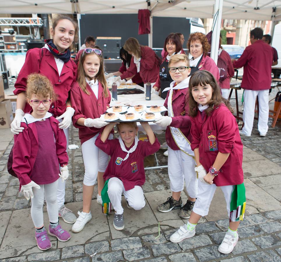 Dentro de la Semana Gastronómica, hoy les ha tocado las degustaciones a la Peña La Rioja, con el confit de pato, y a la Peña La Uva con la brocheta de solomillo sobre queso camerano y salsa de pimientos en la plaza del Mercado