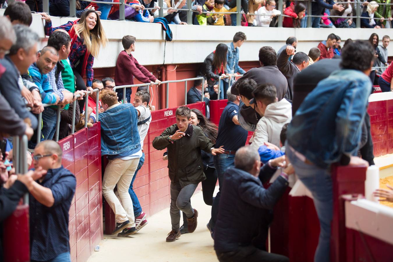 Los asistentes a las vaquillas disfrutaron de lo lindo con las vaquillas saltarinas de José Arriazu. También hubo exhibición de anillas por los campeones de España.