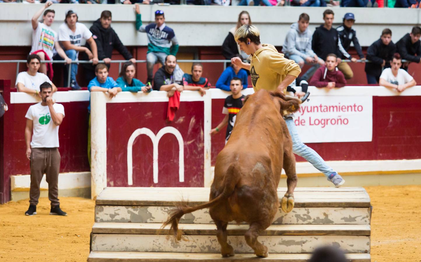 Los asistentes a las vaquillas disfrutaron de lo lindo con las vaquillas saltarinas de José Arriazu. También hubo exhibición de anillas por los campeones de España.