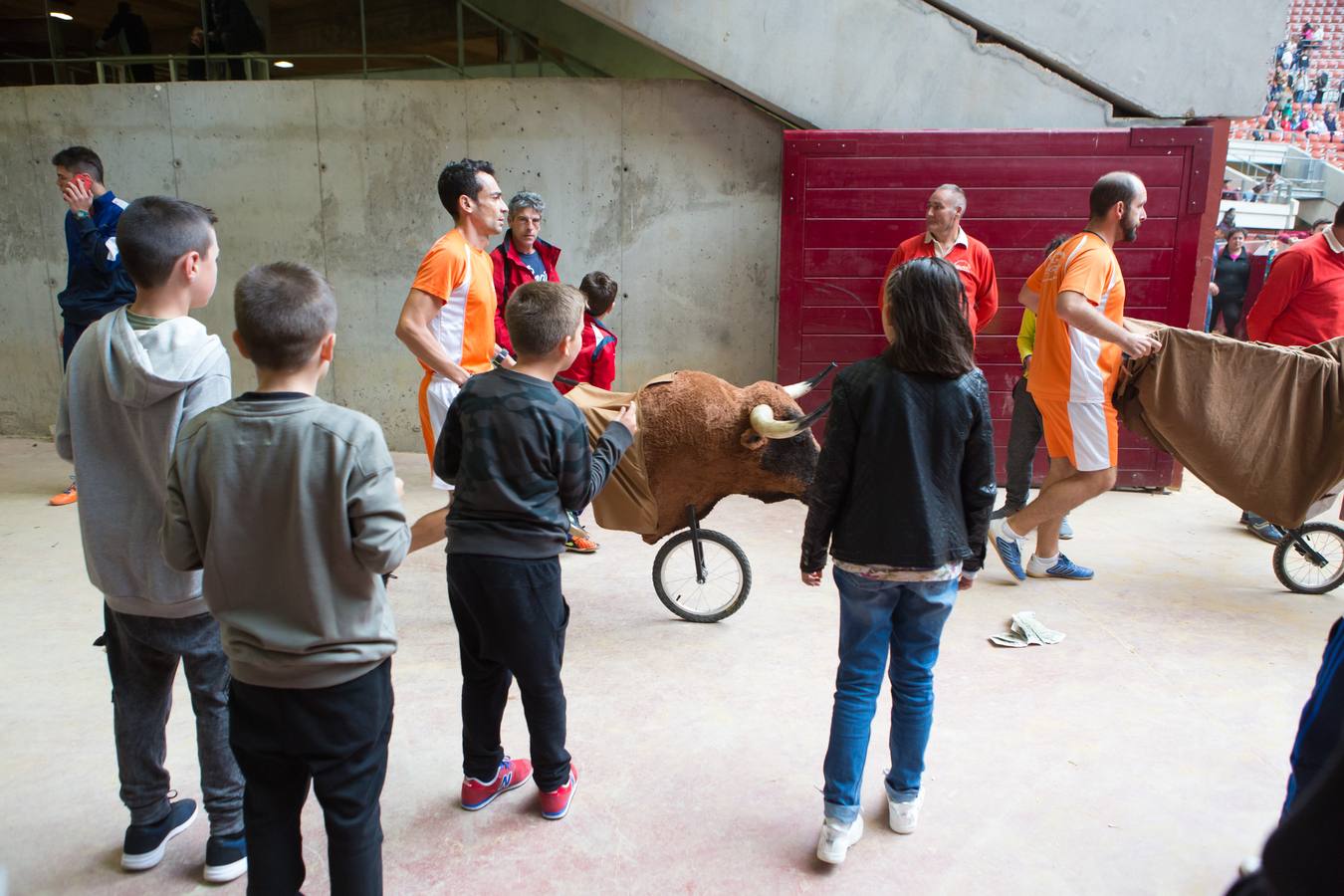 Los asistentes a las vaquillas disfrutaron de lo lindo con las vaquillas saltarinas de José Arriazu. También hubo exhibición de anillas por los campeones de España.