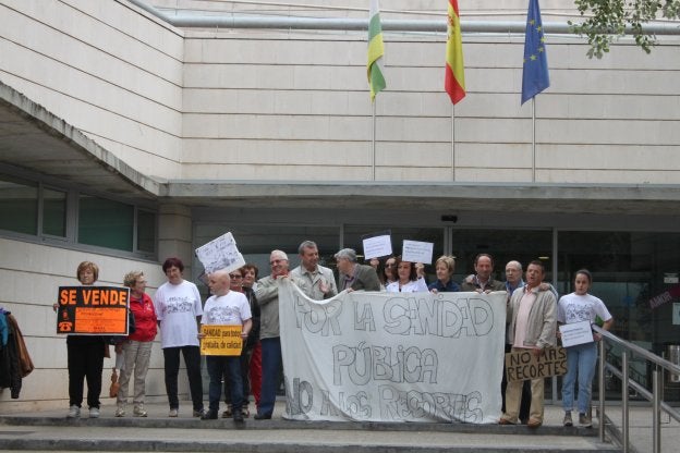 El grupo se concentra cada viernes en la puerta del centro de salud desde hace cinco años. :: E.P.