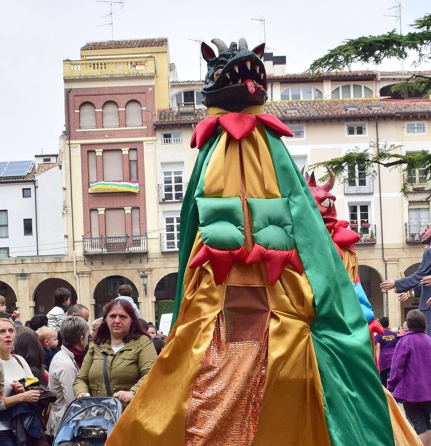 Los gigantes y cabezudos pasean por todas las calles sin descanso.