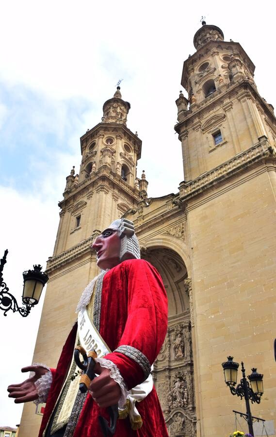 Los gigantes y cabezudos pasean por todas las calles sin descanso.