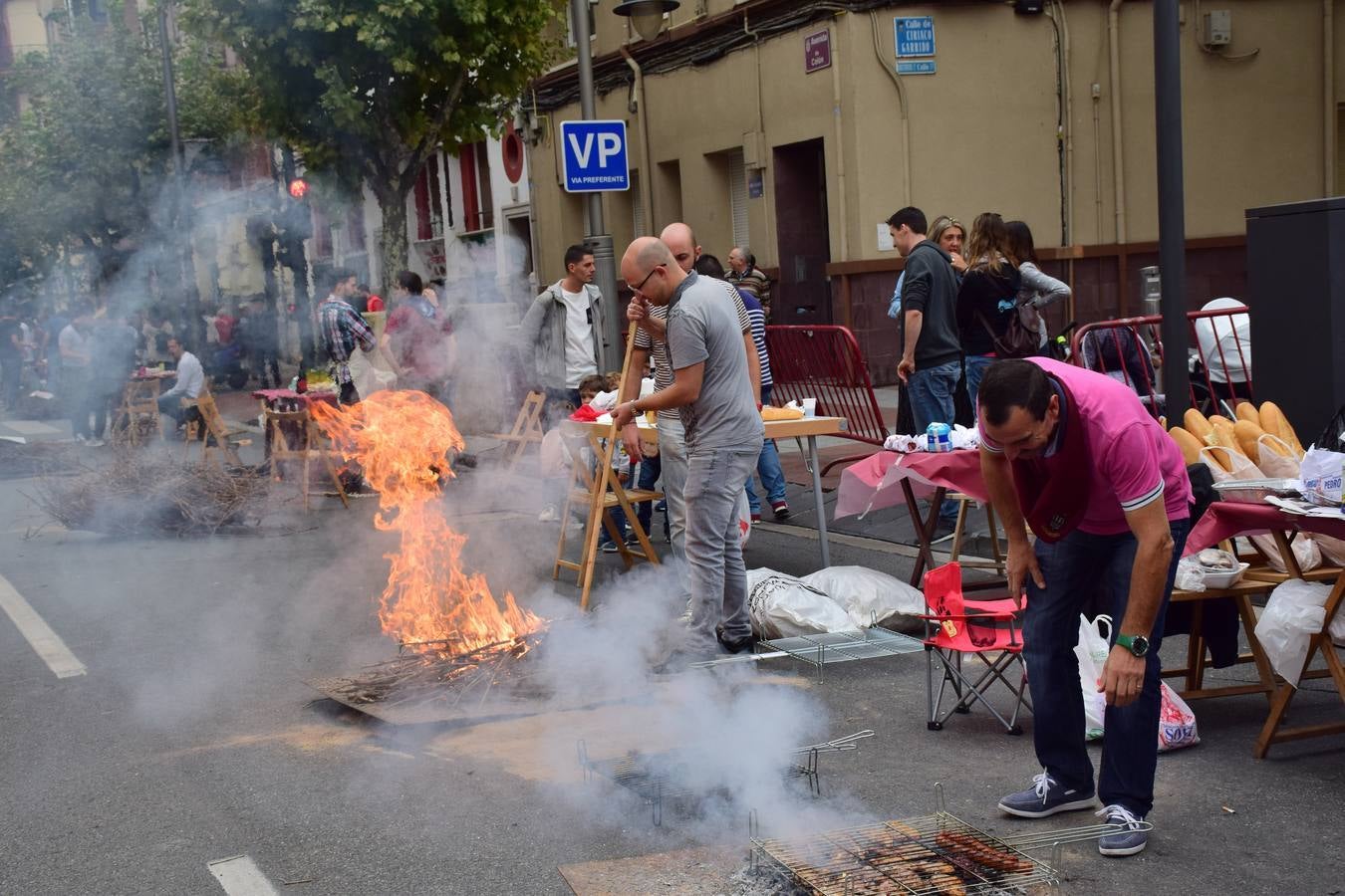 Cientos de personas disfrutaron de las chuletillas al sarmiento en la calle.