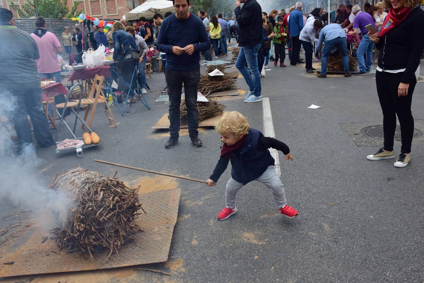 Cientos de personas disfrutaron de las chuletillas al sarmiento en la calle.