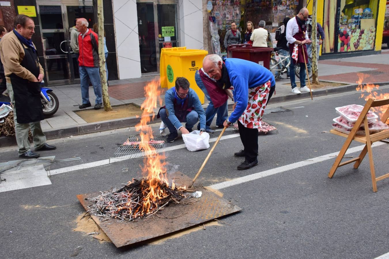 Cientos de personas disfrutaron de las chuletillas al sarmiento en la calle.