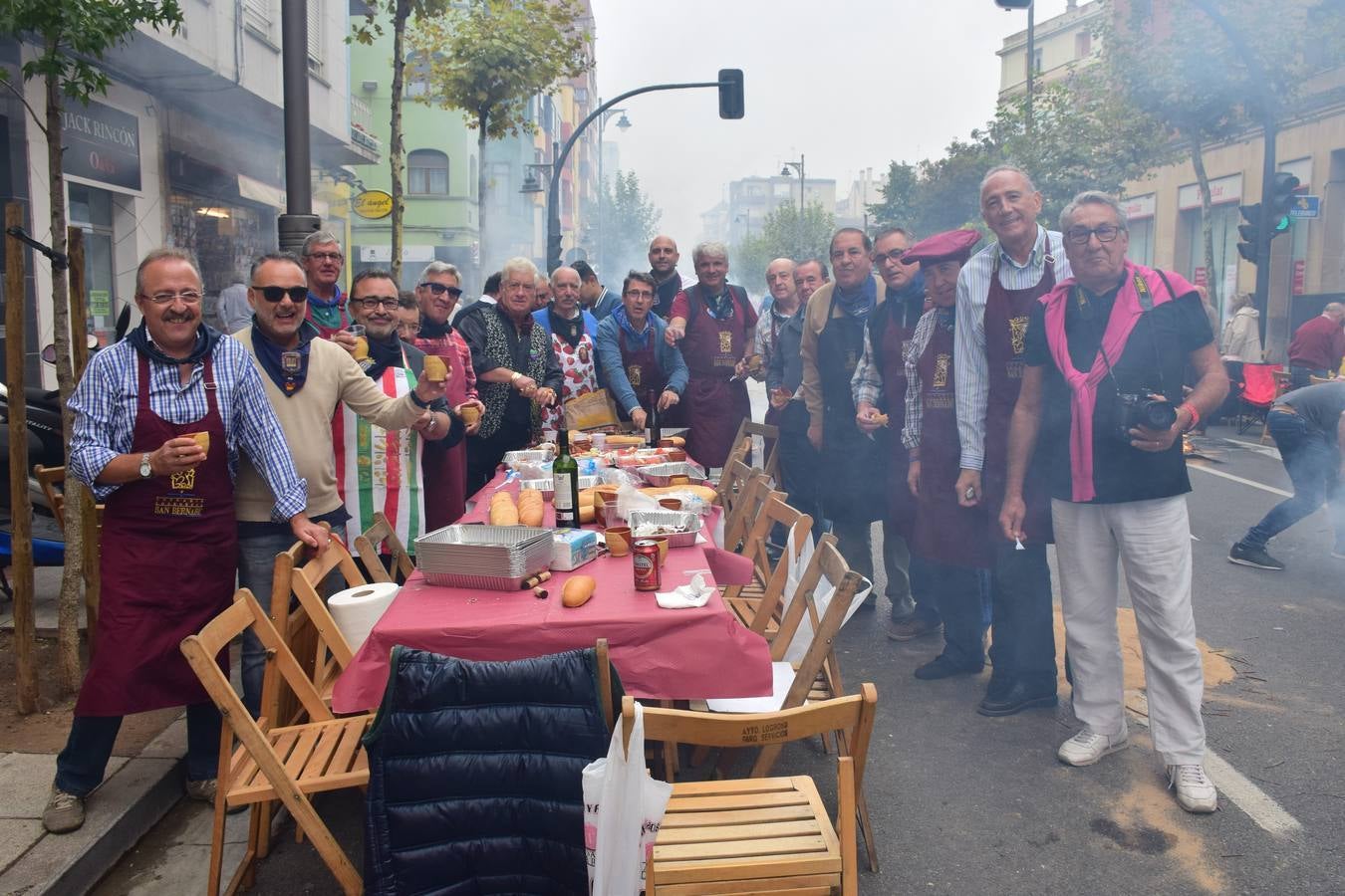 Cientos de personas disfrutaron de las chuletillas al sarmiento en la calle.