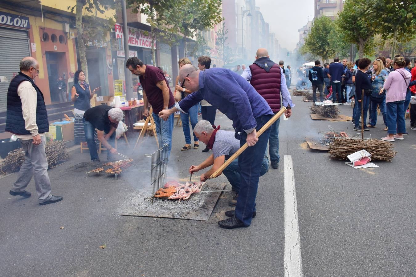 Cientos de personas disfrutaron de las chuletillas al sarmiento en la calle.