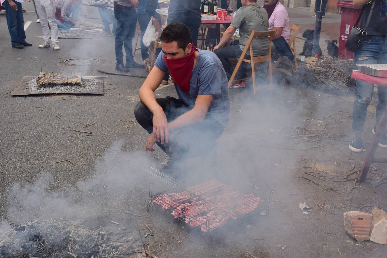 Cientos de personas disfrutaron de las chuletillas al sarmiento en la calle.