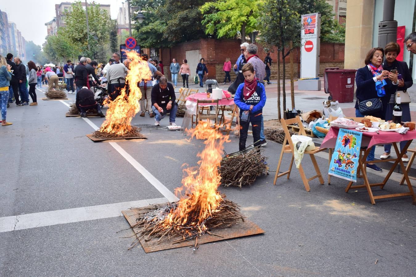 Cientos de personas disfrutaron de las chuletillas al sarmiento en la calle.