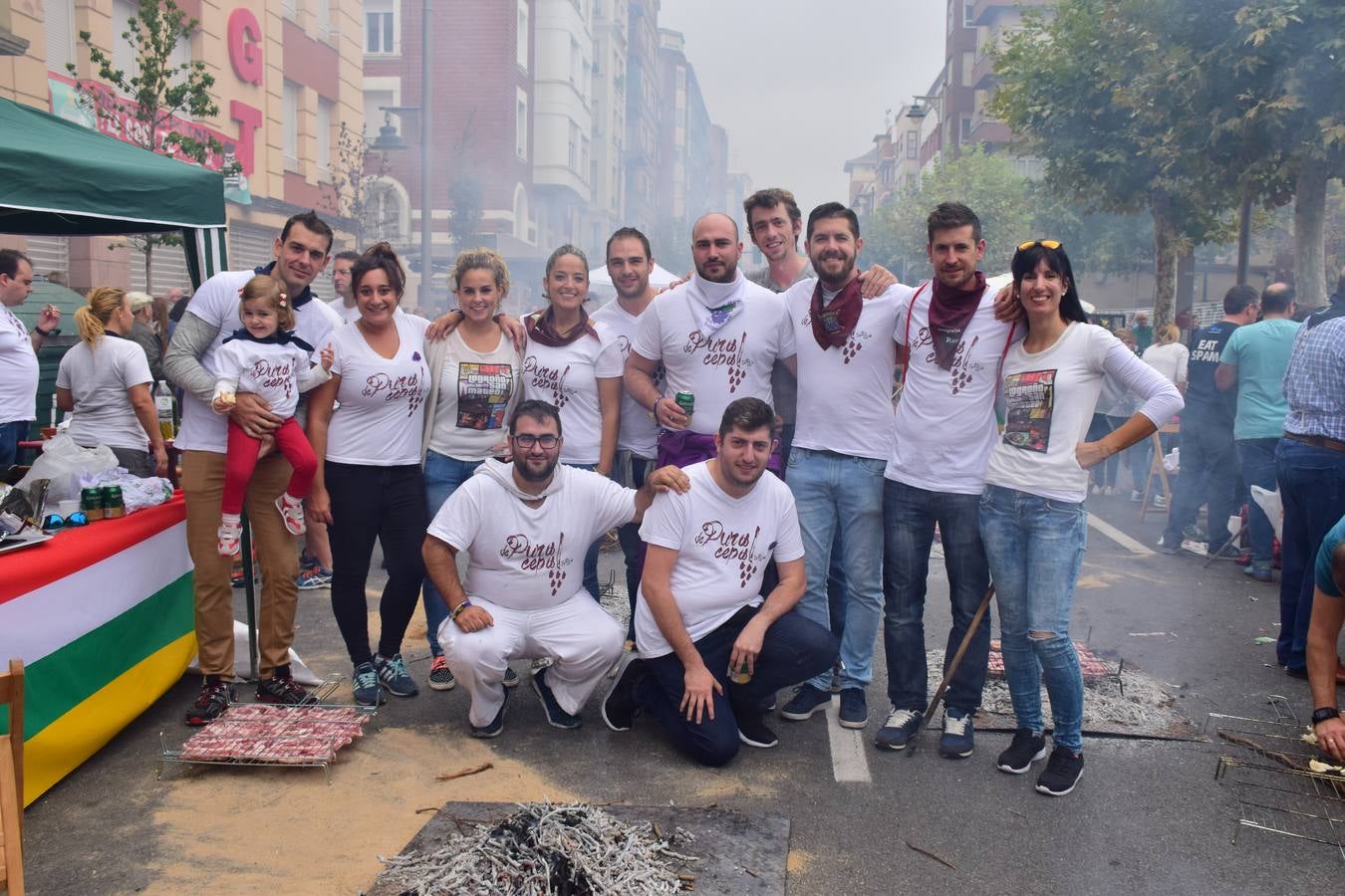 Cientos de personas disfrutaron de las chuletillas al sarmiento en la calle.