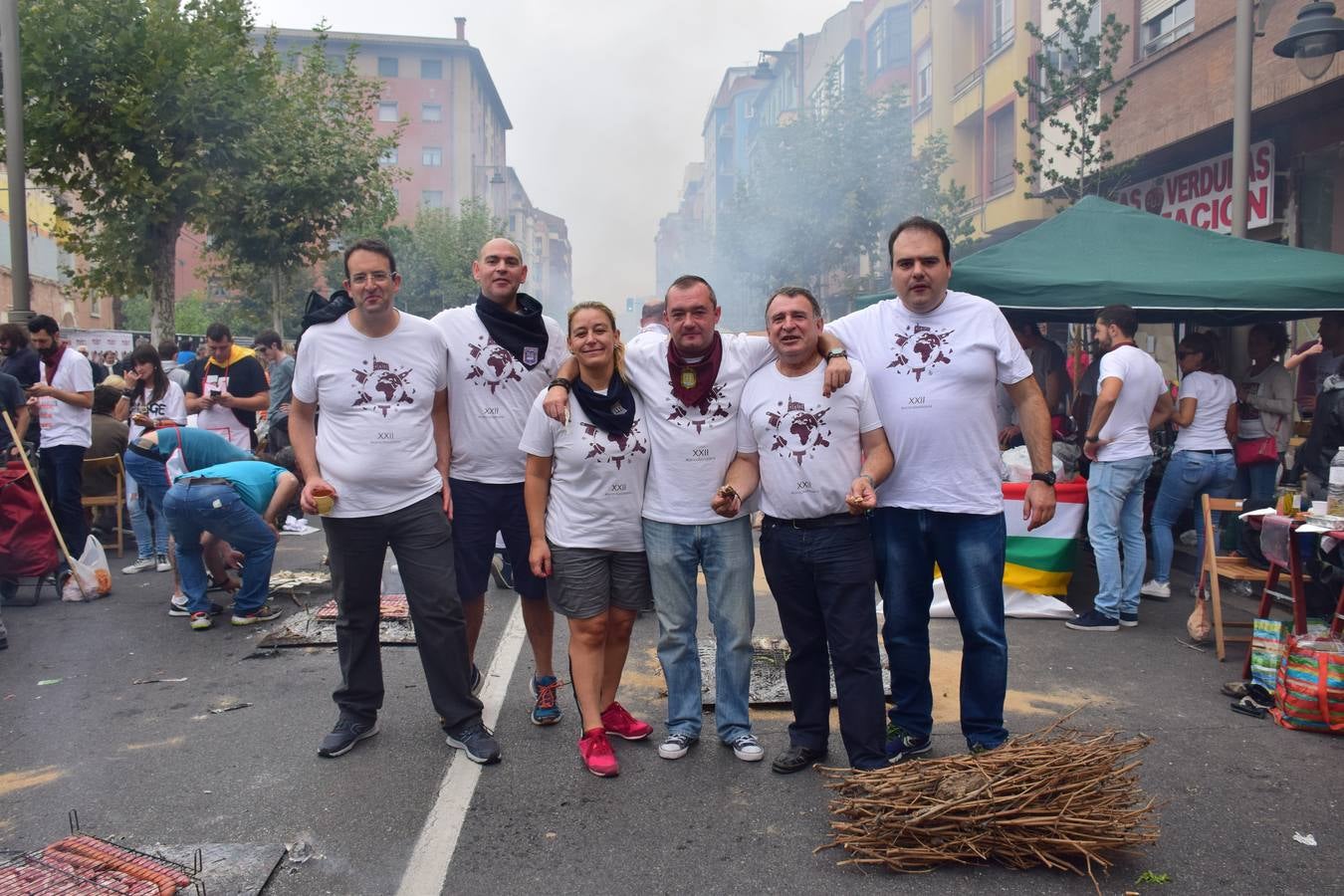 Cientos de personas disfrutaron de las chuletillas al sarmiento en la calle.