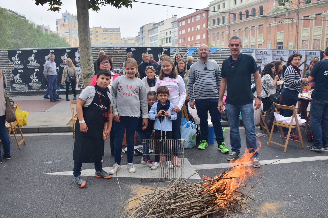 Cientos de personas disfrutaron de las chuletillas al sarmiento en la calle.