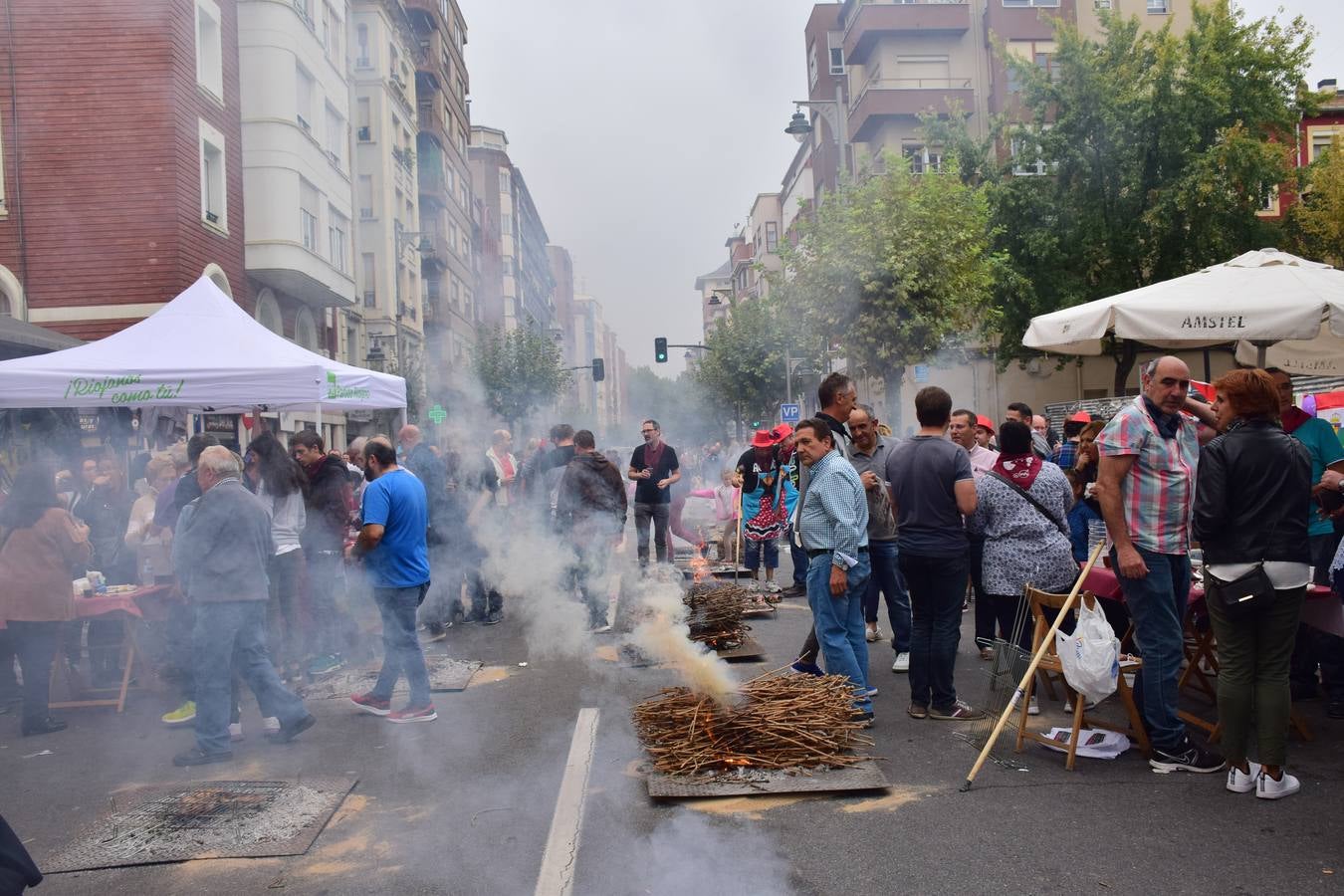 Cientos de personas disfrutaron de las chuletillas al sarmiento en la calle.