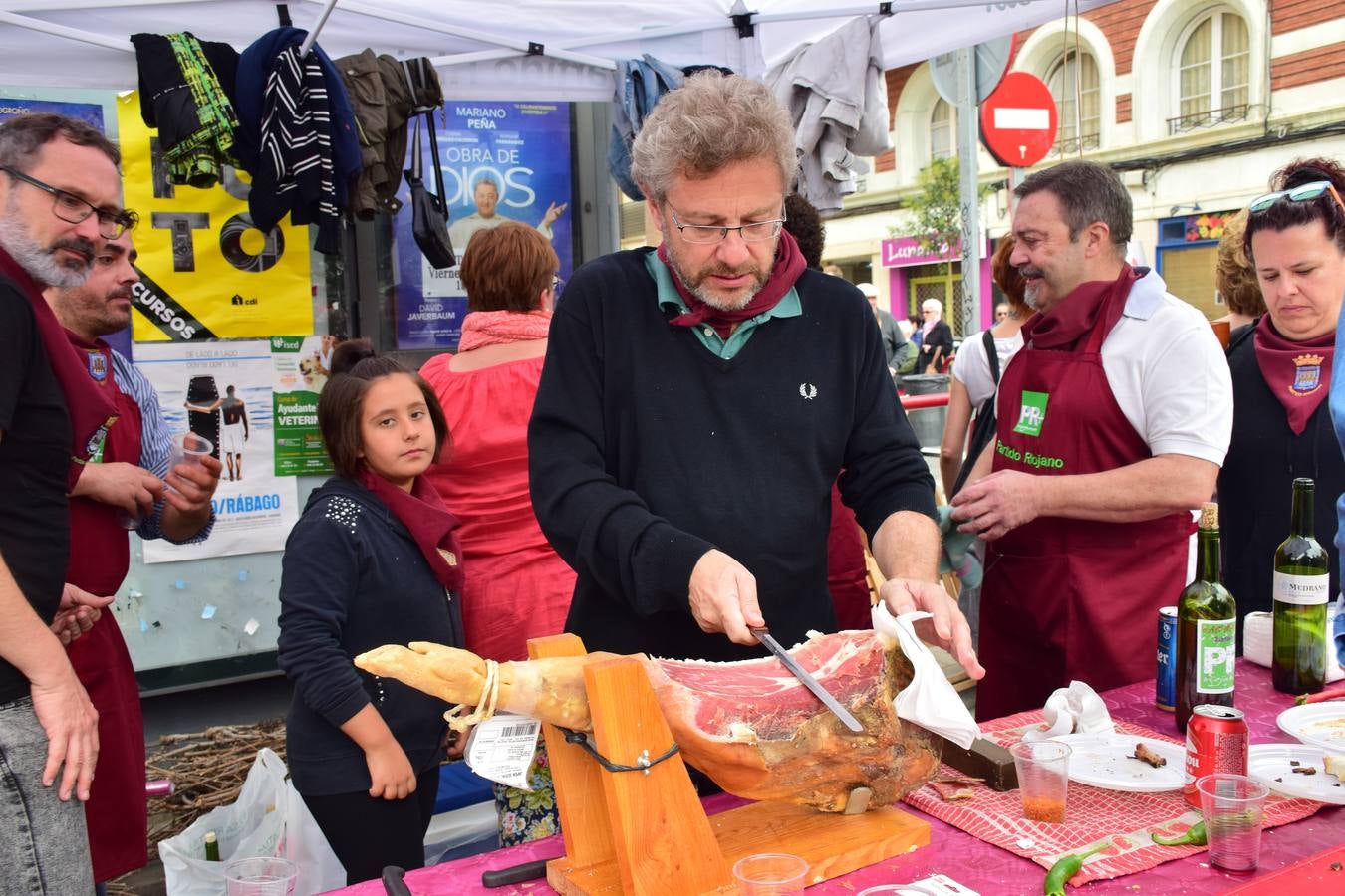 Cientos de personas disfrutaron de las chuletillas al sarmiento en la calle.