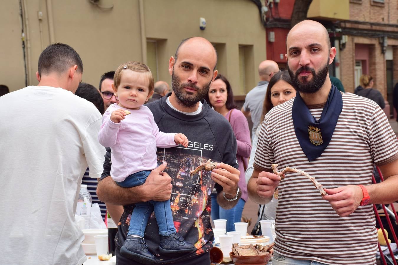 Cientos de personas disfrutaron de las chuletillas al sarmiento en la calle.