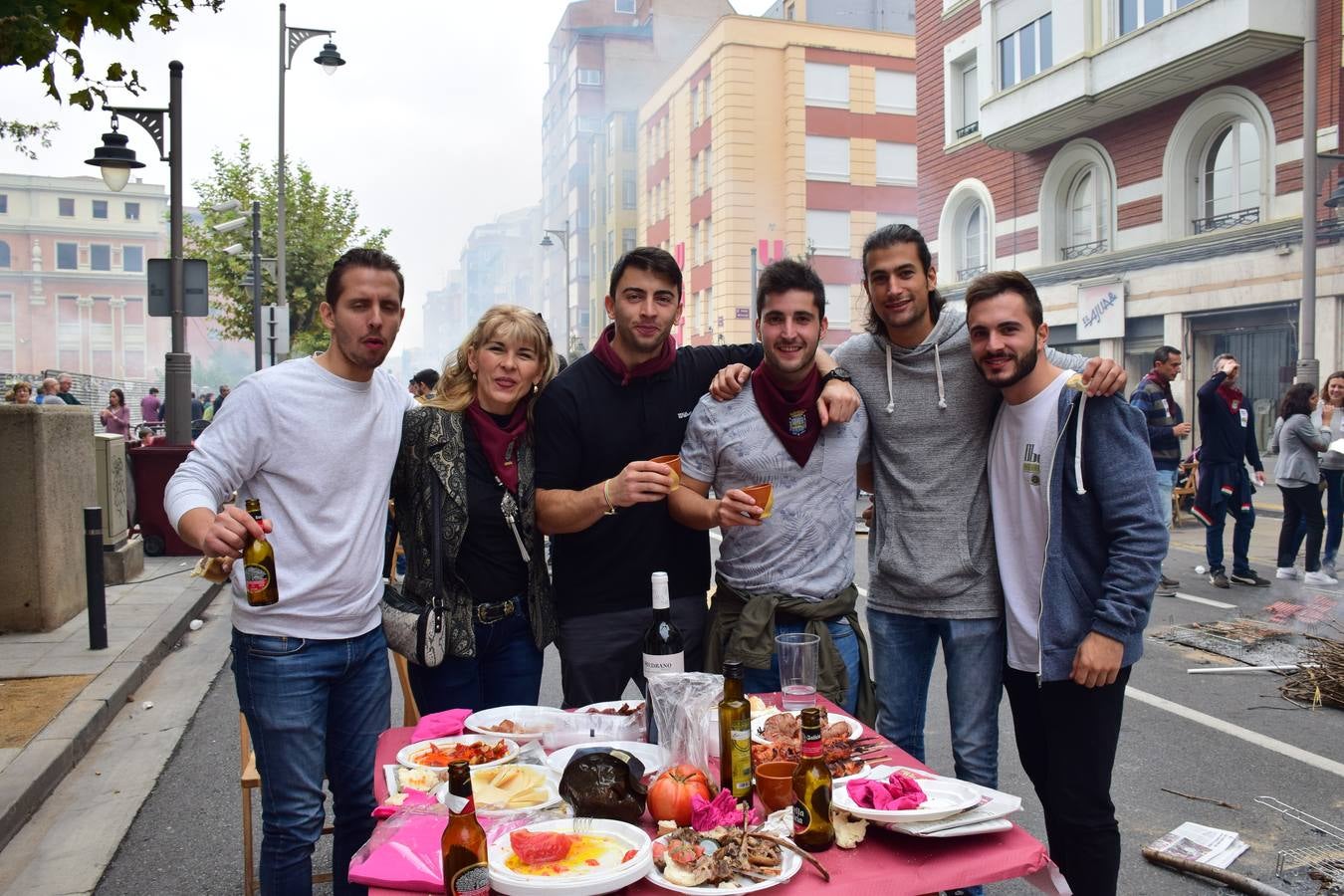 Cientos de personas disfrutaron de las chuletillas al sarmiento en la calle.