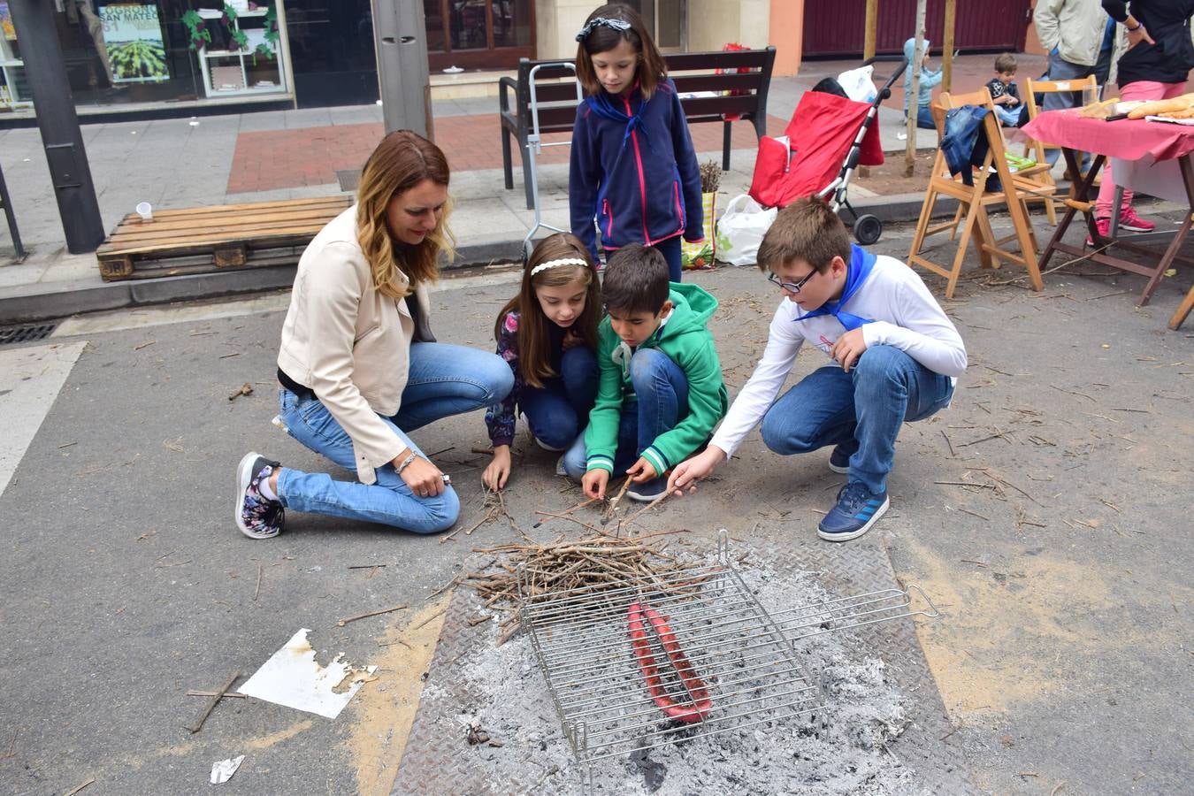 Cientos de personas disfrutaron de las chuletillas al sarmiento en la calle.