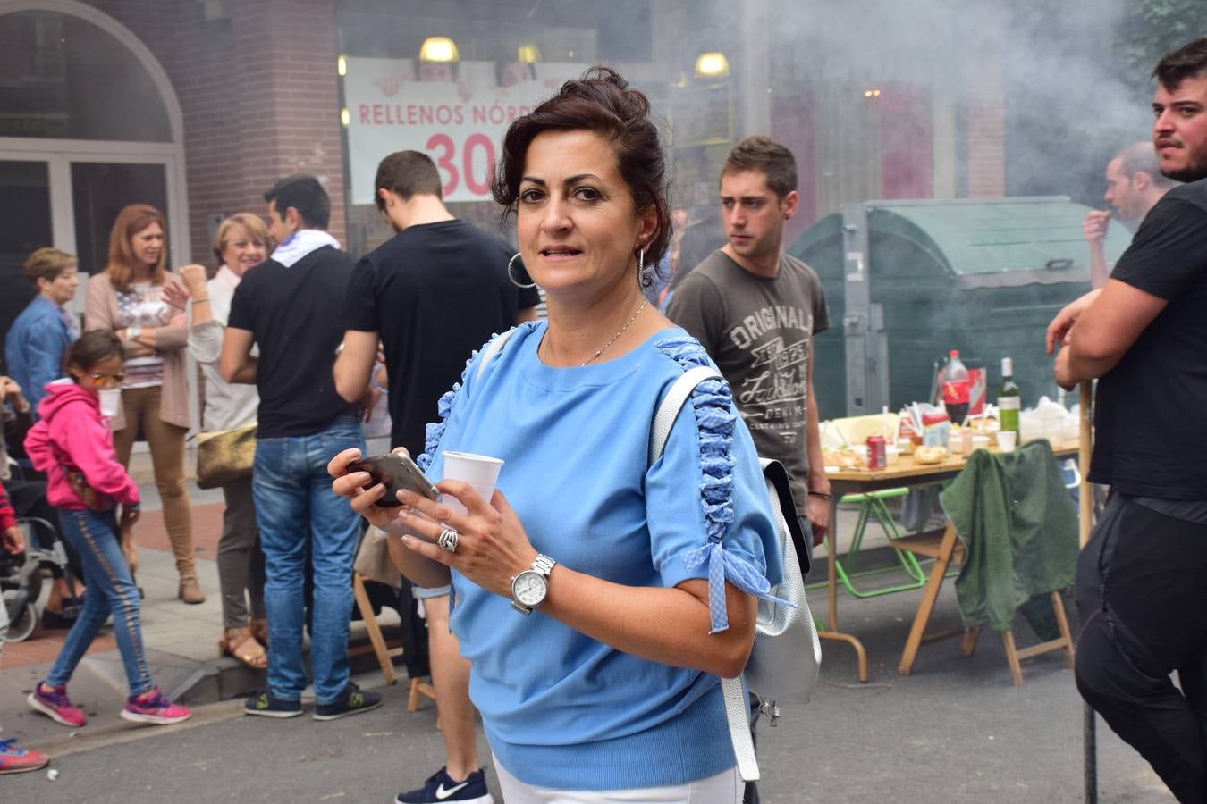 Cientos de personas disfrutaron de las chuletillas al sarmiento en la calle.