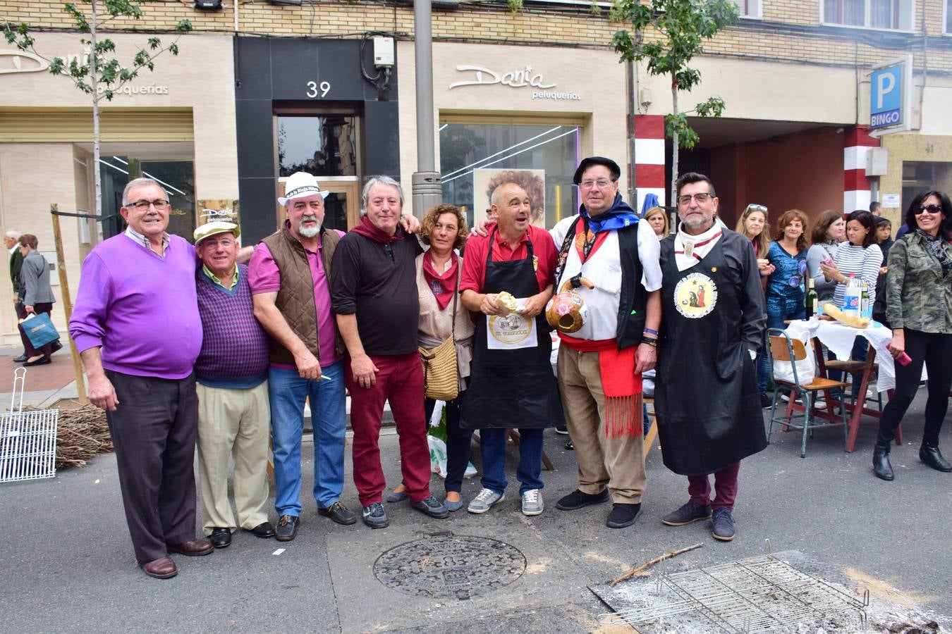 Cientos de personas disfrutaron de las chuletillas al sarmiento en la calle.