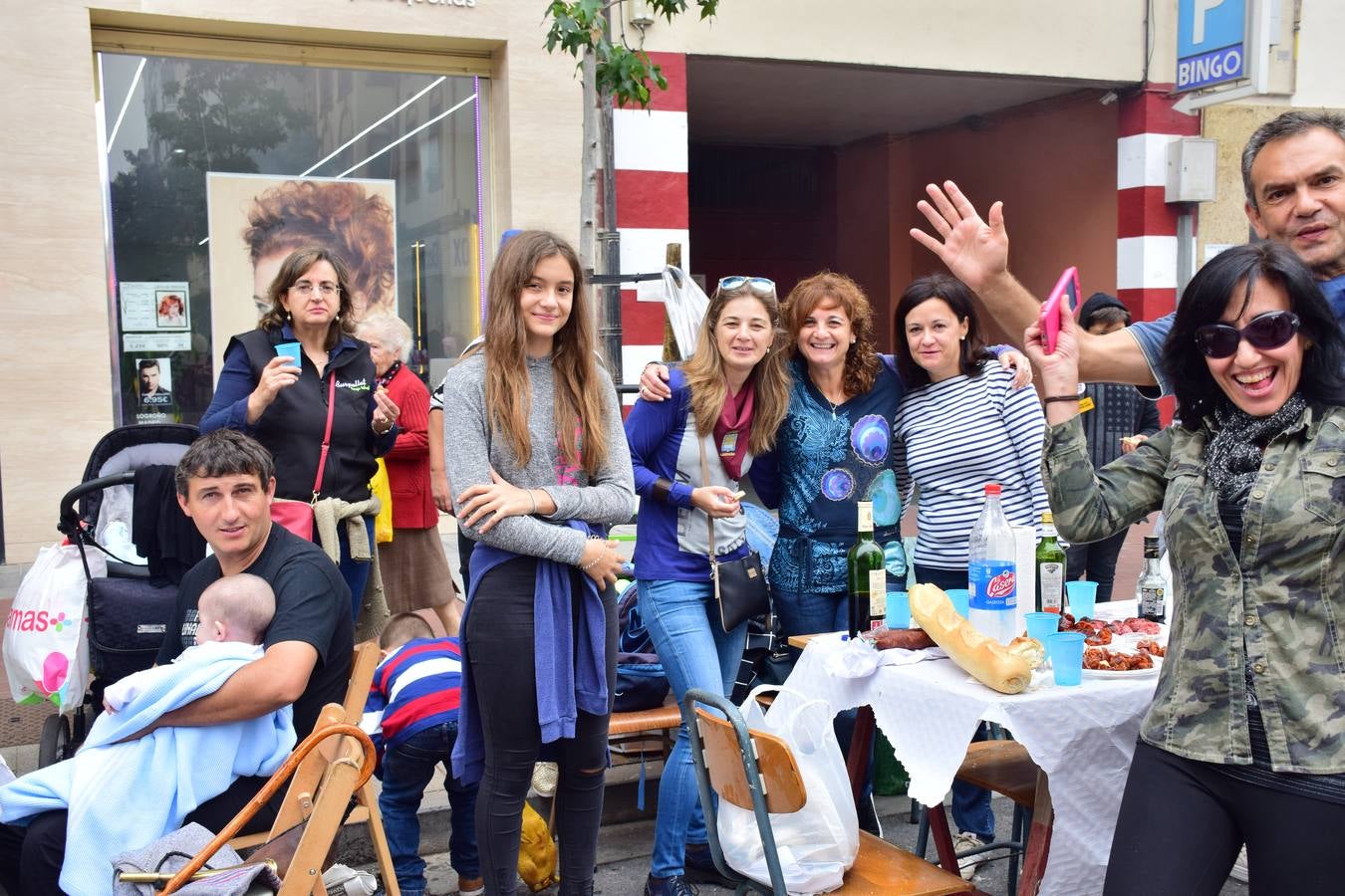 Cientos de personas disfrutaron de las chuletillas al sarmiento en la calle.