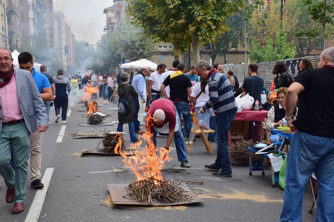 Cientos de personas disfrutaron de las chuletillas al sarmiento en la calle.