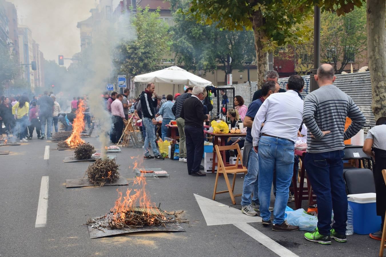 Cientos de personas disfrutaron de las chuletillas al sarmiento en la calle.