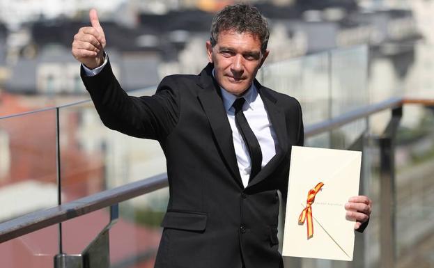 Antonio Banderas sujeta el Premio Nacional de Cinematografía.