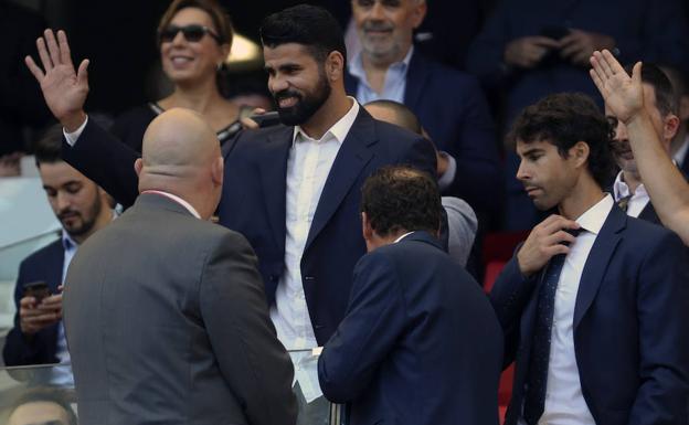 Diego Costa saluda desde un palco del Metropolitano.