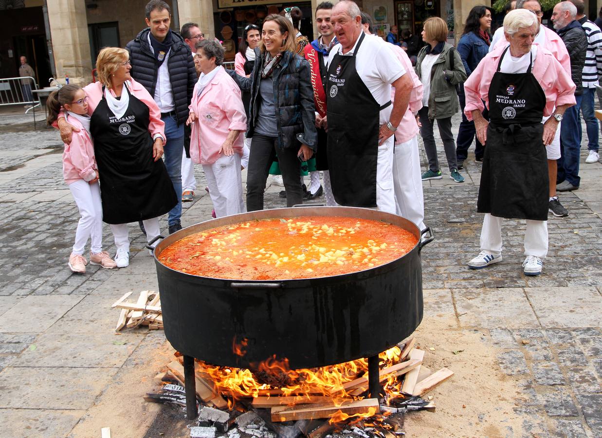 En la plaza del mercado los asistentes pudieron disfrutar de salchichón asado y patatas guisadas.