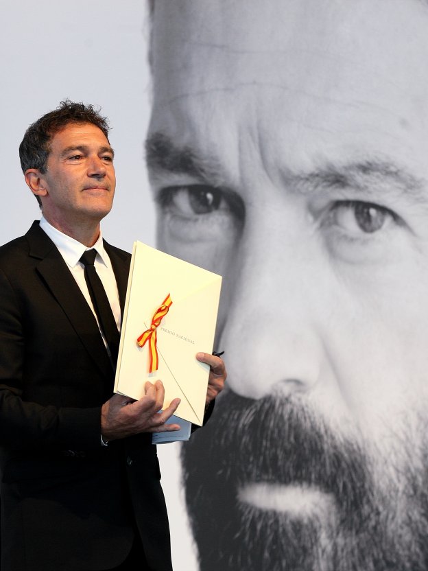 El actor Antonio Banderas recibe, ayer, en San Sebastián, el Premio Nacional de Cinematografía. :: arizmendi