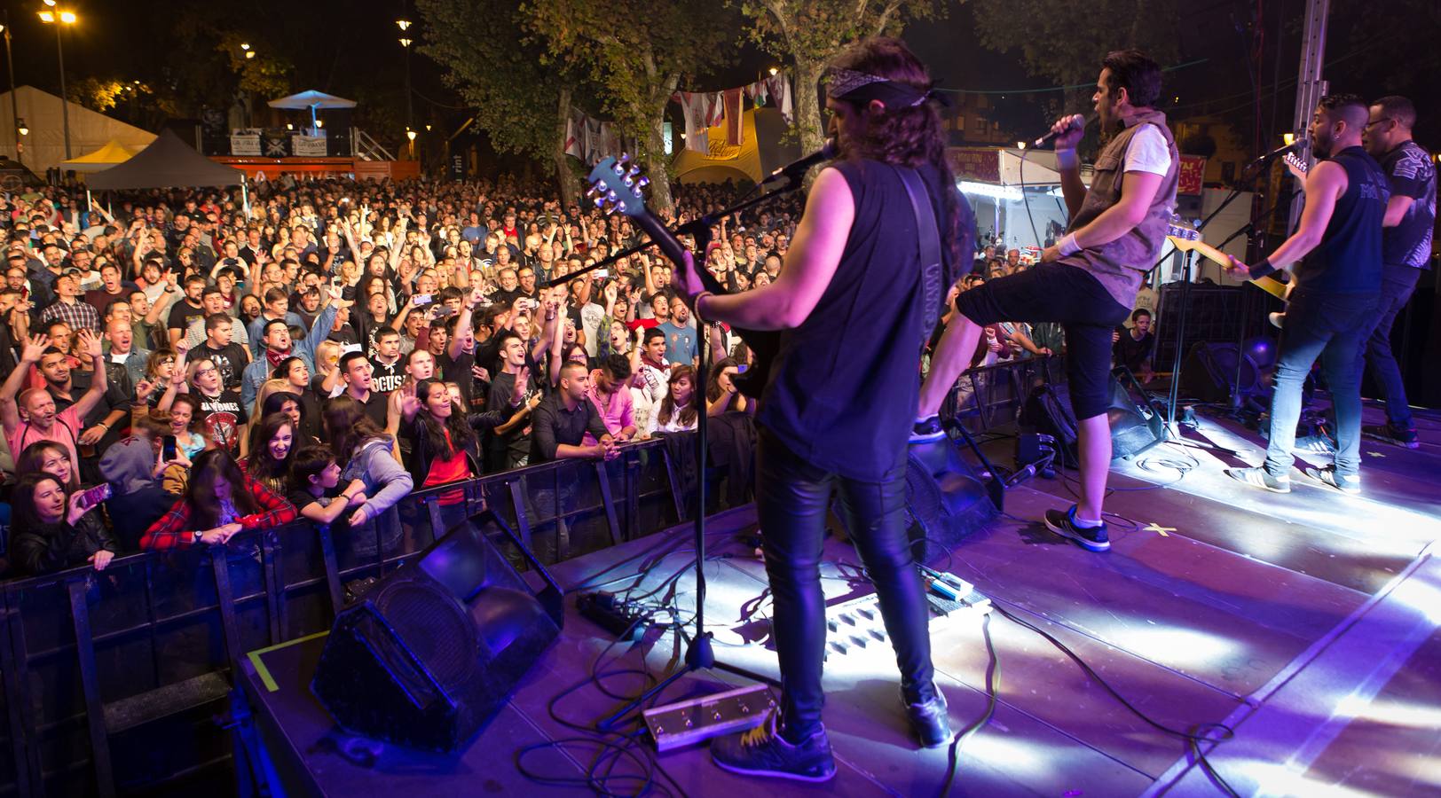 Llenazo en el Espacio Peñas que se llenó de amantes del heavy para disfrutar de estas tres bandas tributo..